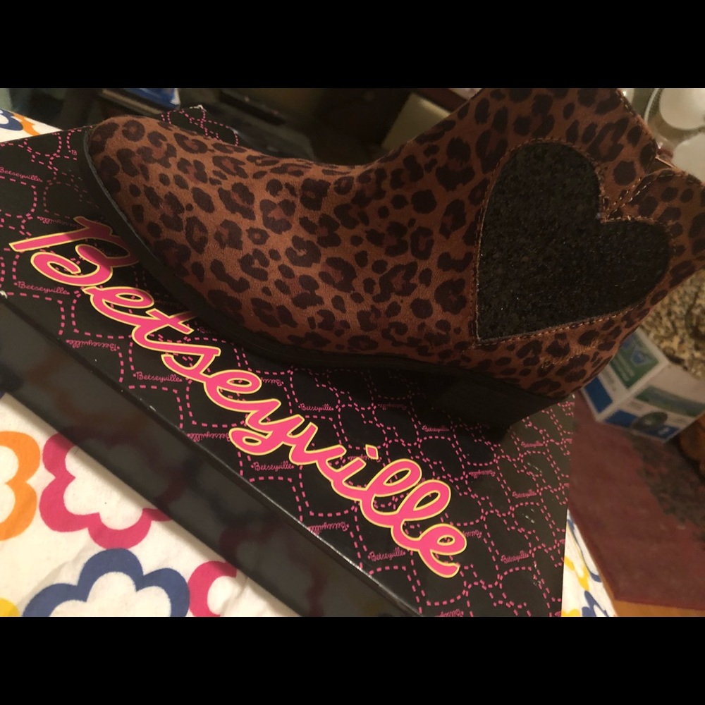 Betsy Johnson ankle booties 💖